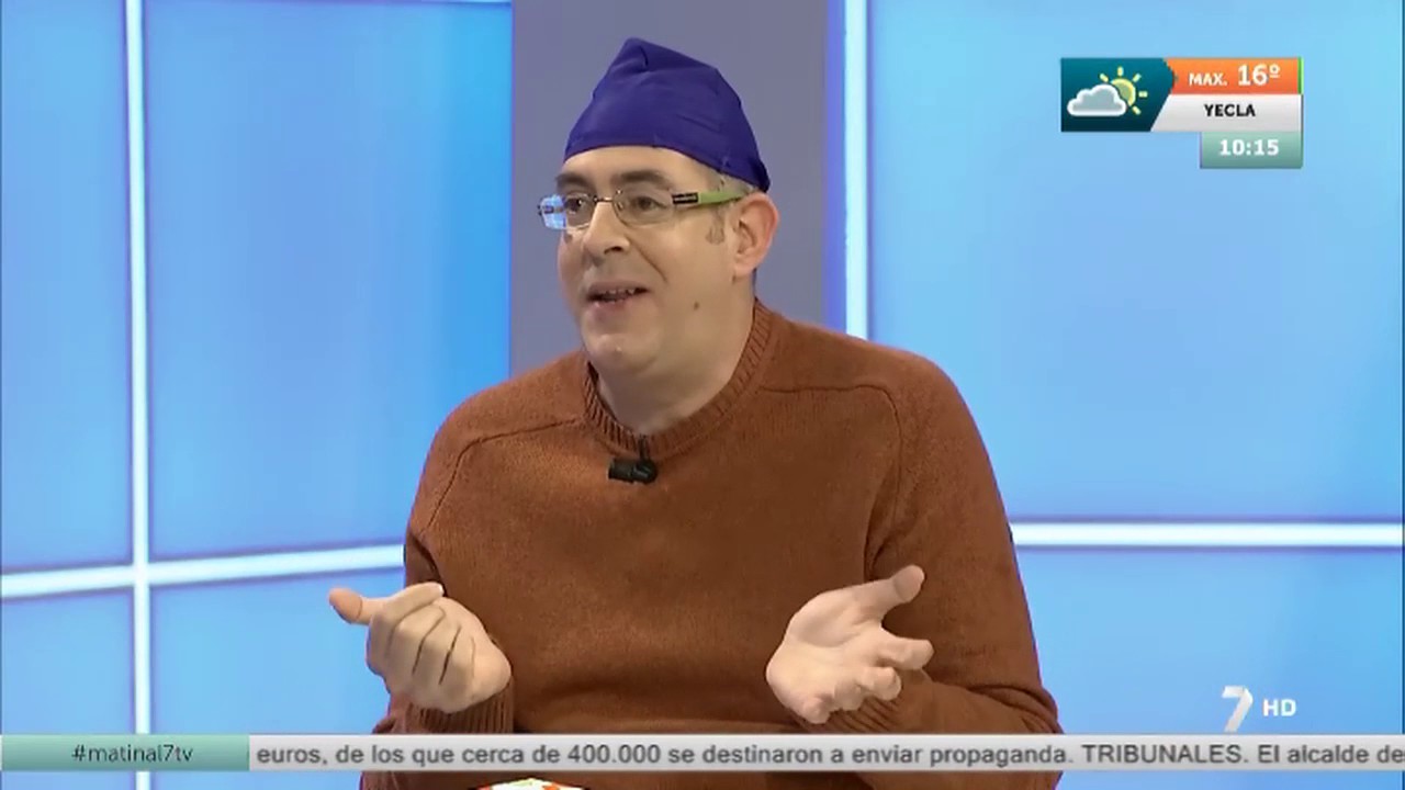 Humor y comunicación:  Te lo explico con un gorro de ducha en las noticias.